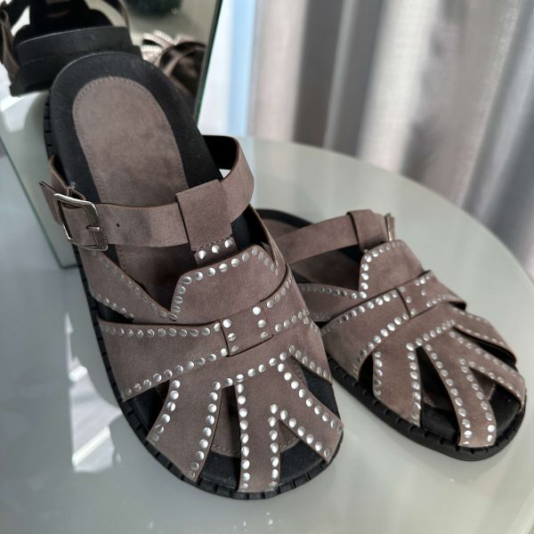 Papete Clog com aplicações em Tachas